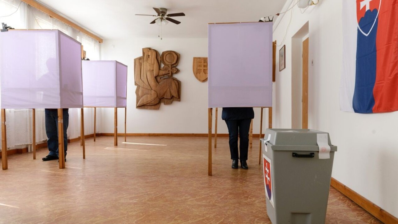 voľby hlasovanie volebná miestnosť 1140px (TASR/Henrich Mišovič)